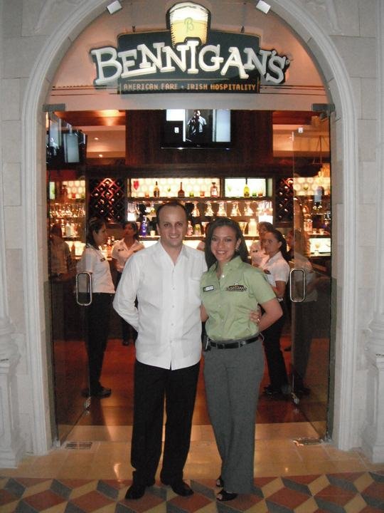 Manuel De Rosa en la entrada de un restaurante con el equipo de salón