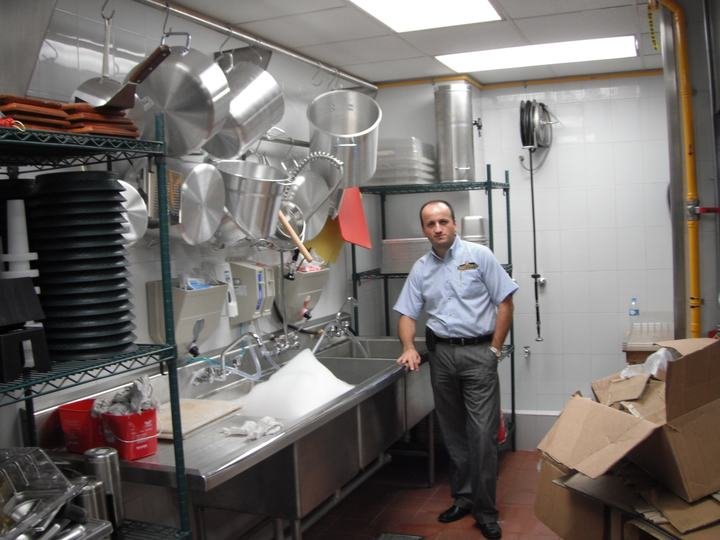 Manuel De Rosa en el área de lavado de una cocina