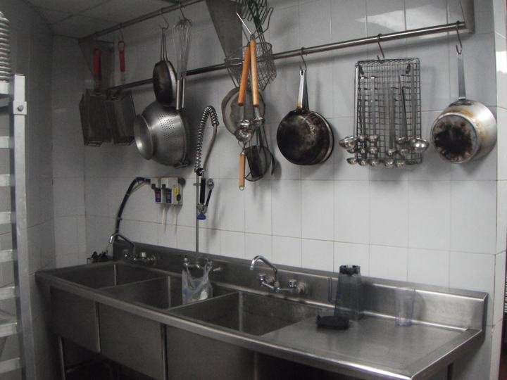 Bacha triple con utensilios colgados y ordenados