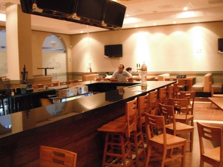 Salón con barra y mesas listo para abrir