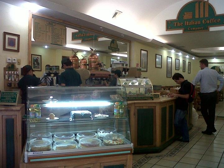 Mostrador de cafetería con vitrina de postres