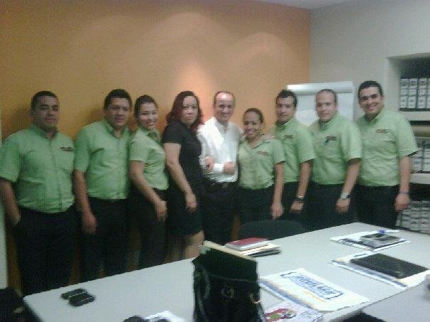 Manuel De Rosa con un equipo durante una capacitación
