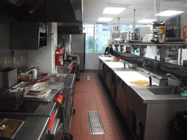 Cocina lineal ordenada por estaciones