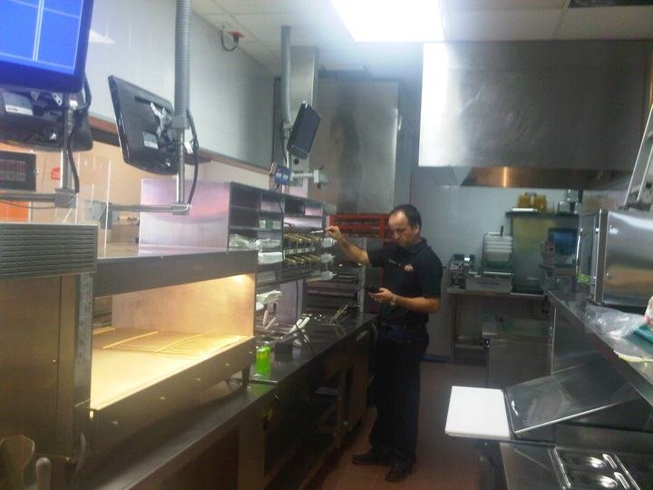 Manuel De Rosa midiendo temperatura en la línea de producción