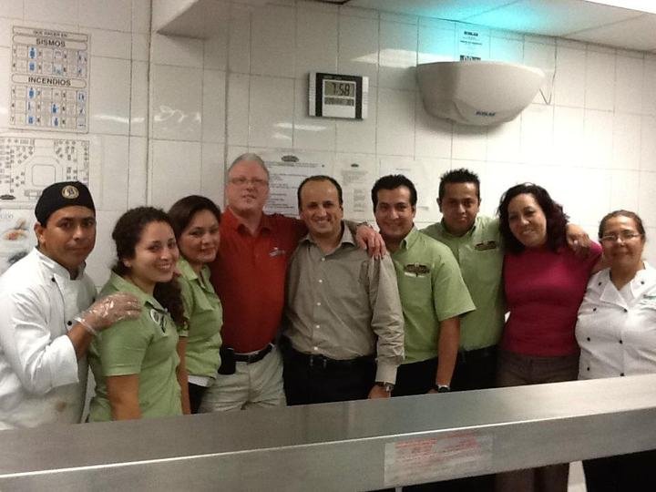 Manuel De Rosa con el equipo de cocina y salón