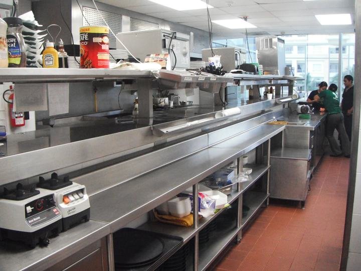 Pase de cocina con estación de bebidas