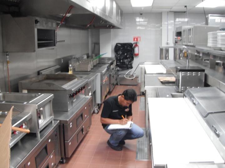 Relevamiento de cocina con checklist en mano