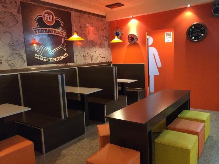 Boxes y mesa comunitaria en un salón