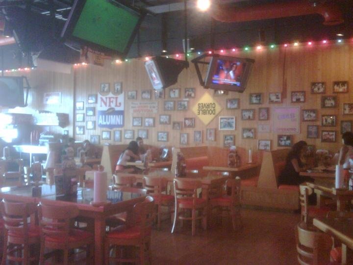 Salón de sport bar con pantallas