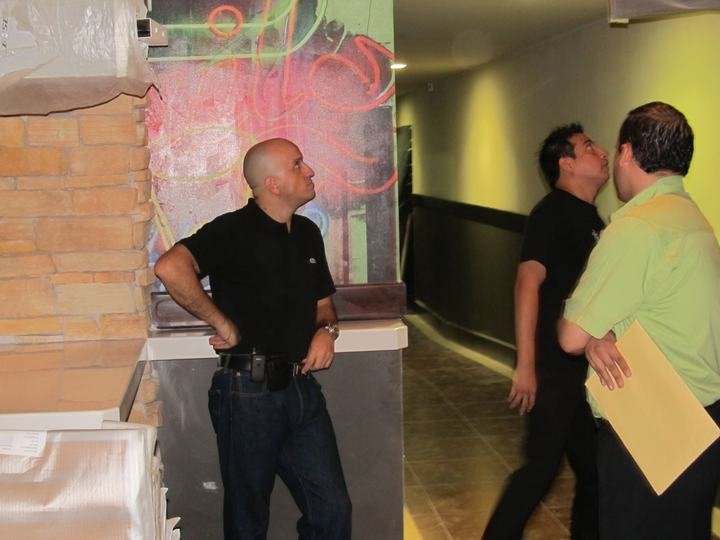 Manuel De Rosa supervisando terminaciones de un salón