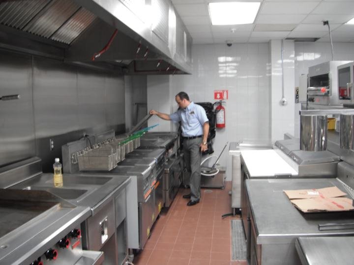 Manuel De Rosa revisando la línea de freidoras