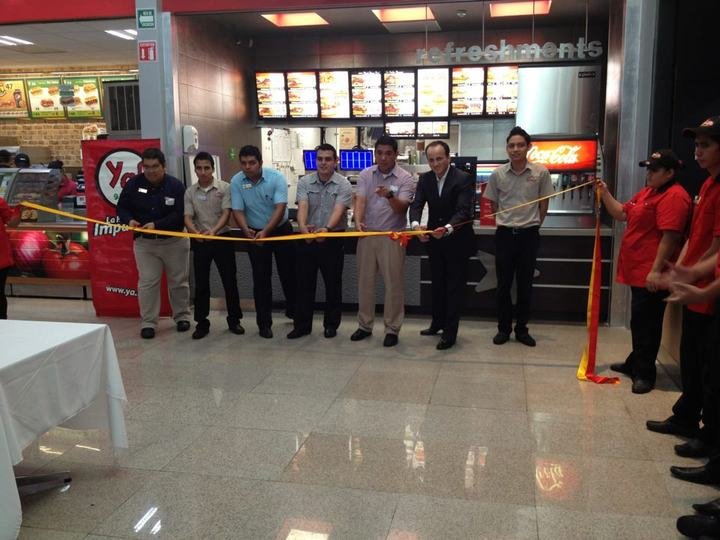 Corte de cinta en la inauguración de un local