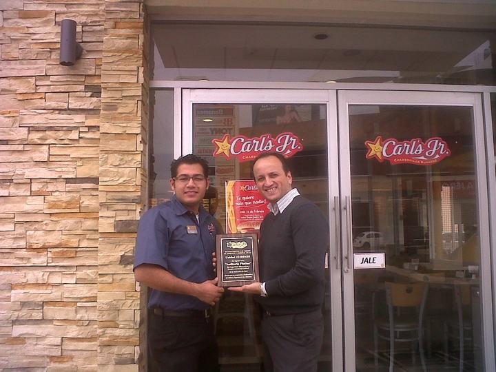 Manuel De Rosa entregando una placa de reconocimiento