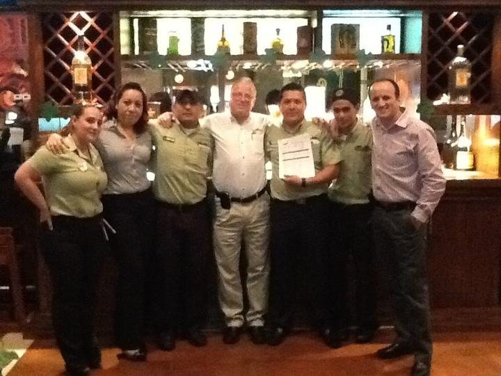Manuel De Rosa con un equipo de restaurante en la barra